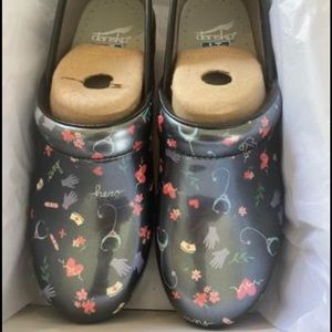 New Dansko size 39